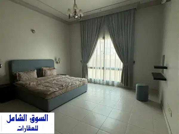 فيلا كبيرة وراقية للايجار في الجنبية A large and elegant villa...