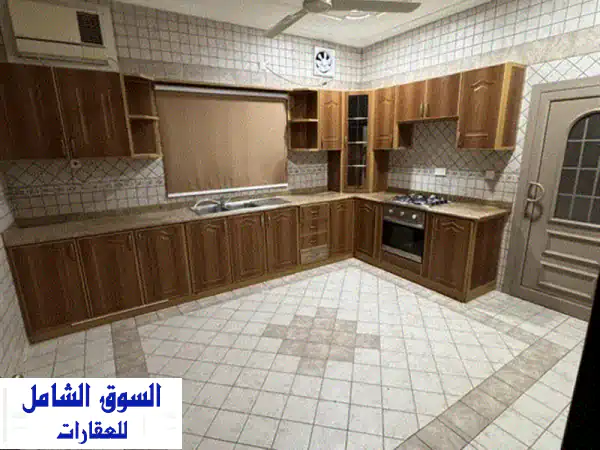 شقة واسعة للإيجار في جبلة حبشي / 3 غرف + حمامين + مطبخ .