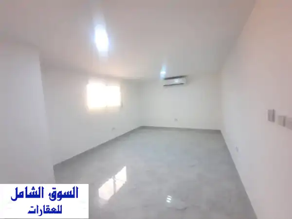 شقة في مدينة الرياض جنوب الشامخة موقع مميز مكونة من...