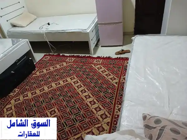 متاح سرير في غرفة ثلاثية فيها تلاجه سكن شباب...