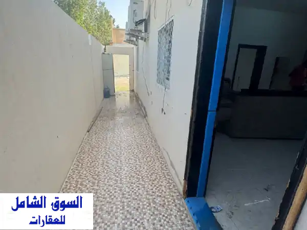 تملّك خصوصيتك! شقة غرفتين وصالة للإيجار في الفلاح أبوظبي (مدخل وحوش خاص، شامل الخدمات 50 ألف)