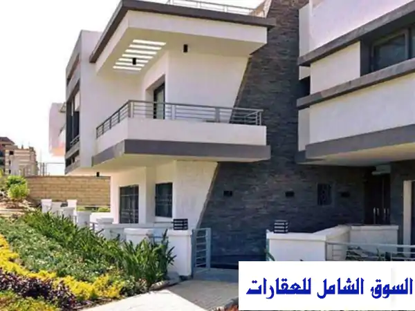 دوبلكس الأحلام في تاج سيتي التجمع الأول: 226م بـ 5%...
