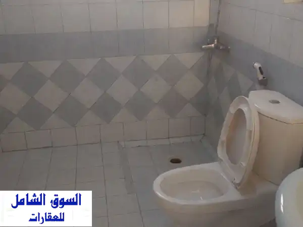 للإيجار في سند، شقة تشمل الكهرباء، مكونة من غرفتي نوم كبيرتين، صالة كبيرة، حمامين، ومطبخ كبير. يوجد ...