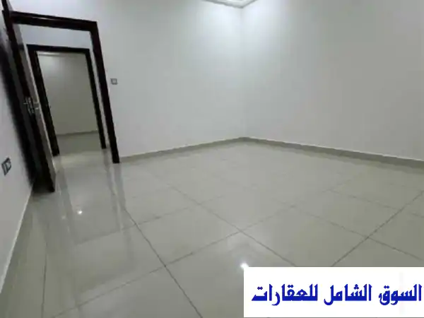 شقة دوبلكس فاخرة للإيجار بالفنطاس | 4 غرف (2 ماستر) | إطلالة بحر ومسبح | 700 د.ك