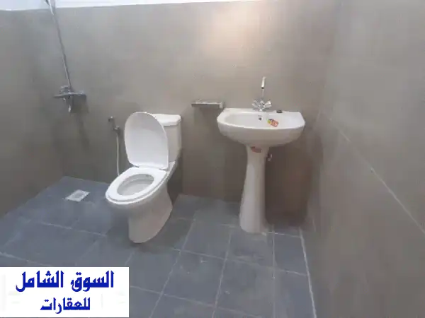 استوديو واسع ومريح للإيجار بمدينة عيسى | 140 د.ب شامل الكهرباء | قرب المركز الصحي