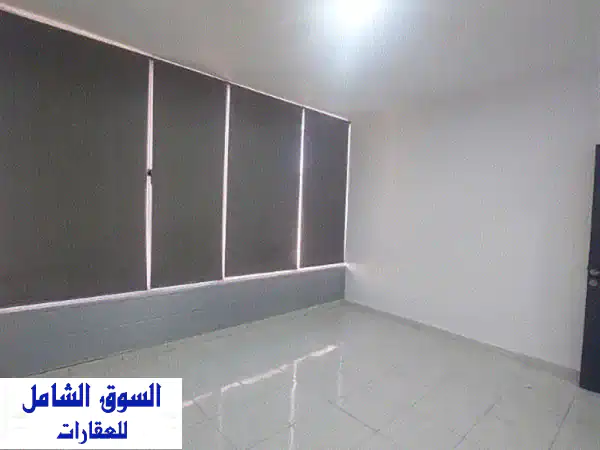 فرصة استثمارية ذهبية: مكتب تجاري مجدد بالكامل للبيع...