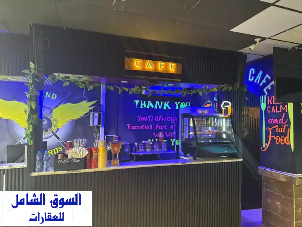 مطبخ وكافية مجهز بالكامل داخل صالة بلياردو...