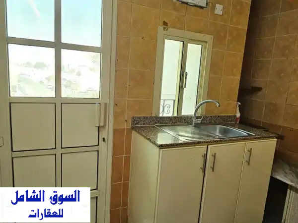 شقة للإيجار في المحرق: إطلالة شارع المطار العام، غرفتي نوم وصالة بـ 140 دينار بحريني | فرصة سكنية مميزة