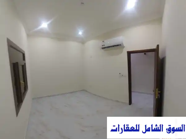 شقة عائلية فاخرة للإيجار بالوكرة 🇶🇦: 2 ماستر، من المالك مباشرة | بدون عمولة | قرب مركز الخدمات | 4000 ر.ق