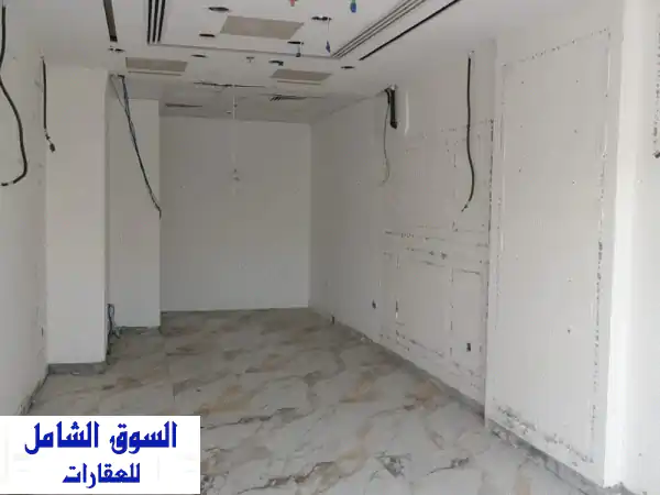 فرصة لا تعوض! محل تجاري مميز للإيجار على شارع...