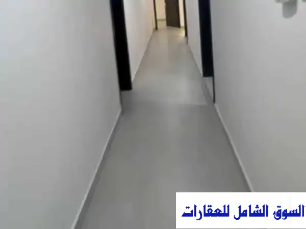 للإيجار بسلوى: شقة فاخرة (3 غرف) مجددة بالكامل،...