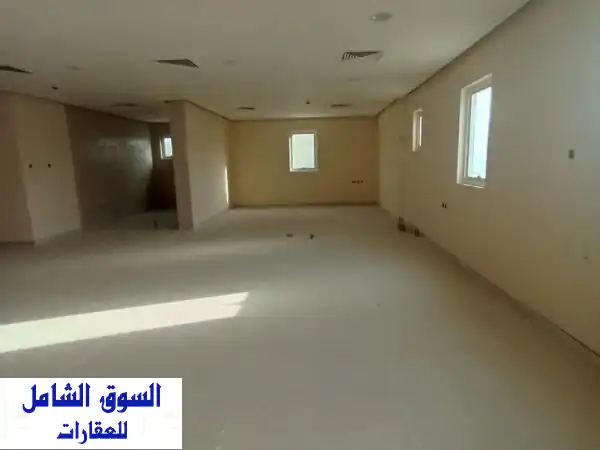 مكتب تجاري فسيح للإيجار السنوي في جرف 2 عجمان | موقع استراتيجي على شارع الشيخ عمار الرئيسي - بالقرب من دبي والشارقة