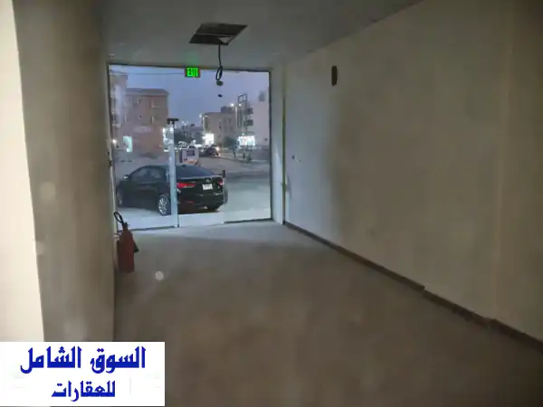 ايجار محل تجاري المويهات 3: موقع ناصية مميز على شارع رئيسي | 30,000 درهم سنويًا