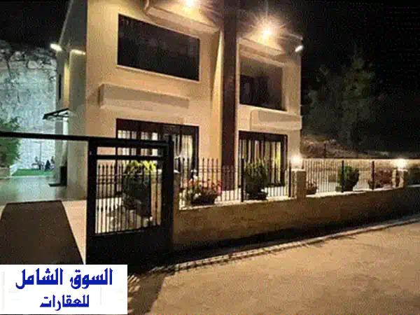 فيلا فاخرة للبيع في عنايا 3 - إطلالة جبلية خلابة!