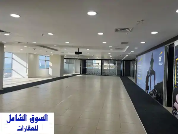 مكتب تجاري فاخر للإيجار - إطلالة بحرية ساحرة...