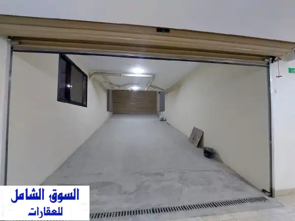 فرصة استثمارية رائعة! ستور ضخم 1100 متر مربع مع سكن...