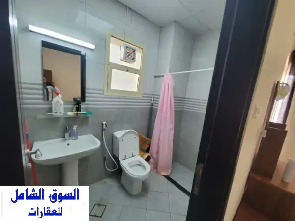 شقة غرفة وصالة فاخرة للإيجار - ثاني بناية من البحر! 3600 درهم فقط (شامل الخدمات)