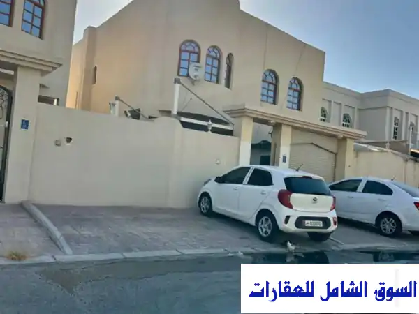فيلا فاخرة للبيع في أم لخبا (الدحيل) - قريبة من لاند مارك!  مساحة 408م، شارعين، مؤجرة بـ 13 ألف!