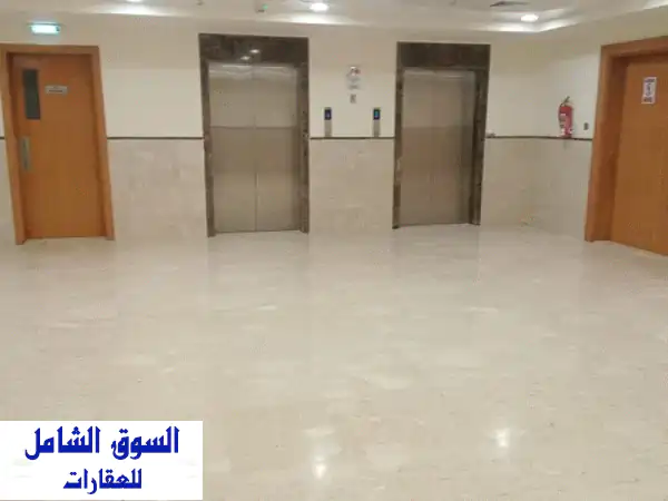 فرصة استثمارية ذهبية! مركز تجاري فاخر للإيجار في مصفح - 2930 متر مربع على طريق الروضة!