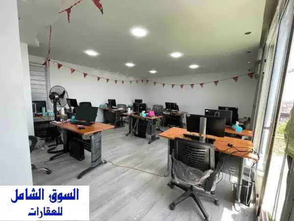 مكتب إداري فاخر 400 متر مربع في برج حديث - موقع متميز!