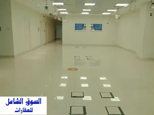 فرصة استثمارية ذهبية! مركز تجاري فاخر للإيجار في مصفح...