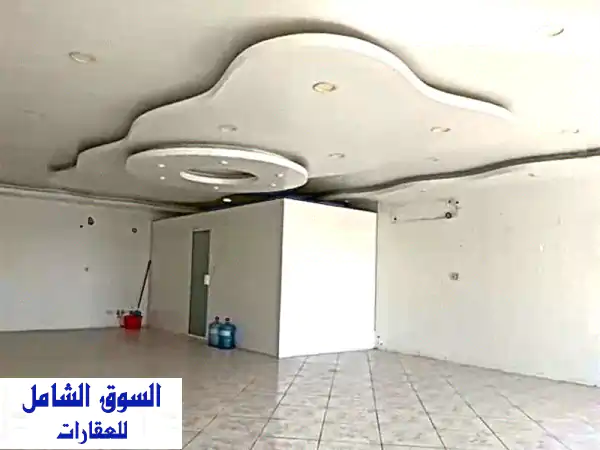 معرض تجاري للإيجار في سترة - موقع استراتيجي بالقرب من الطريق السريع! 400 دينار فقط!