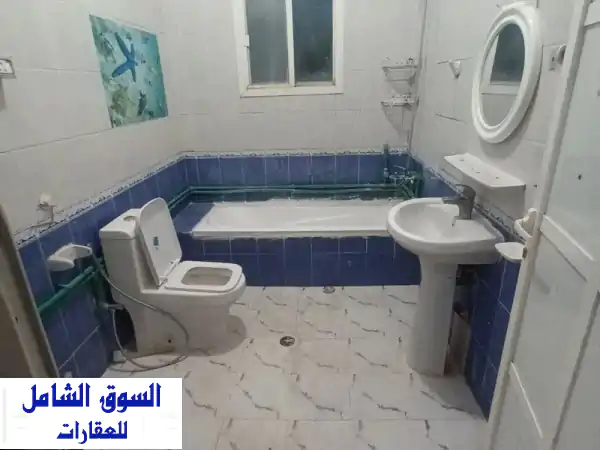 للإيجار شقة في العزيزية دور أرضي قريب فلاجيو غرفة نوم وصالة وحمام ومطبخ شامل كهرما ومكيفات مطلوب ...