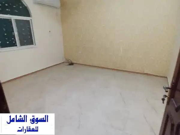للإيجار شقة في العزيزية دور أرضي قريب فلاجيو غرفة...