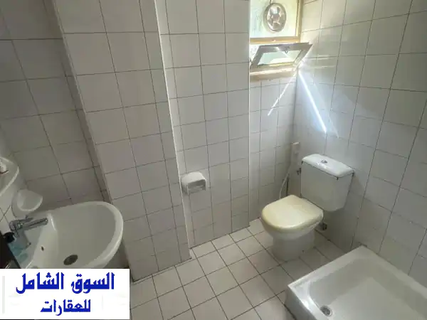 شقة مفروشة فاخرة للإيجار في الرميلة - ثاني صف من الكورنيش! 3300 درهم شامل!