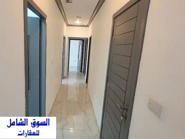طابق تجاري لطيف ومشرق في الرقعي، جيد لصالون ومكتب محاماة. 4 غرف، صالة جلوس مع حمام ضيوف، مطبخ مخزن. ...