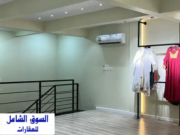 فرصة ذهبية! محل ملابس راقي للبيع - موقع مميز بالقرب من مسجد الشيخ مرشد