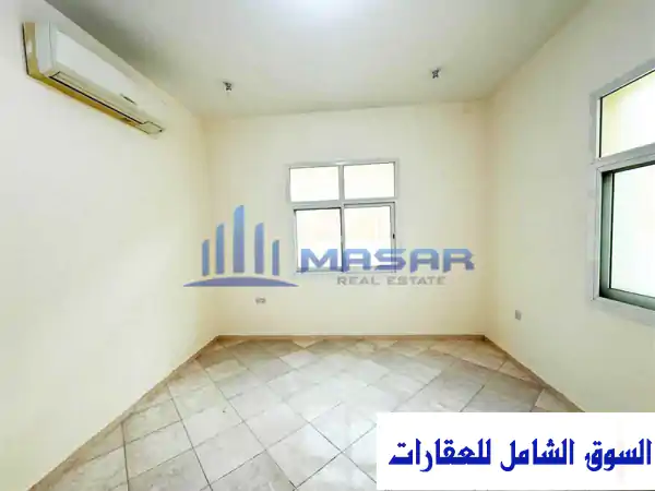 فيلا فاخرة للإيجار في مدينة خليفة بأبوظبي - مدخل خاص وحوش واسع بسعر مميز!