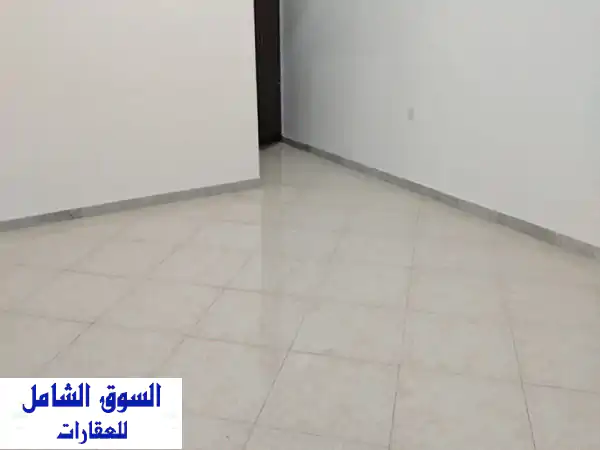 شقة علوية رائعة للإيجار في الجيمي العامرية - غرفة وصالة وحمام ومطبخ - شامل الخدمات!