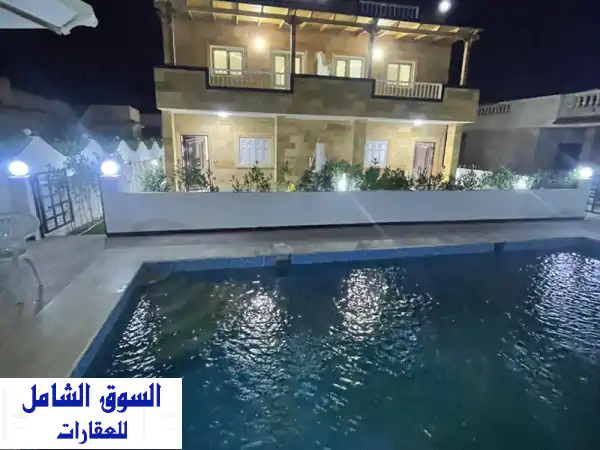 شاليه فاخر بحديقة خاصة وحمام سباحة! للبيع في...