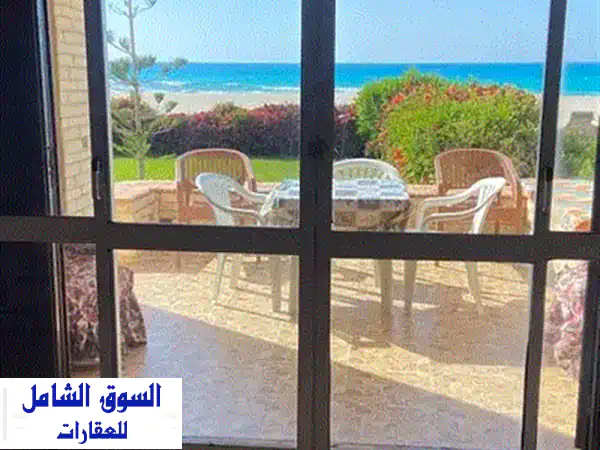 فيلا فاخرة للإيجار بالساحل الشمالي | واجهة بحرية مباشرة وحمام سباحة خاص