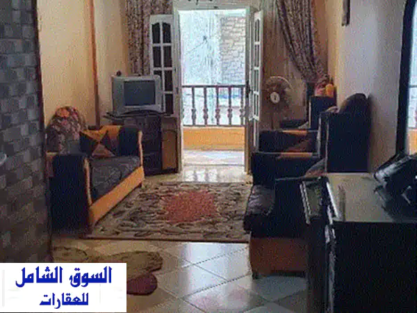 شقة عائلية مفروشة للإيجار الشهري في العجمي - بيطاش - ثالث نمرة من البحر!