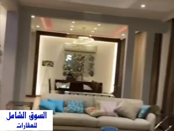 شقة فاخرة للبيع على النيل مباشرةً في الدقي - إطلالة خلابة!