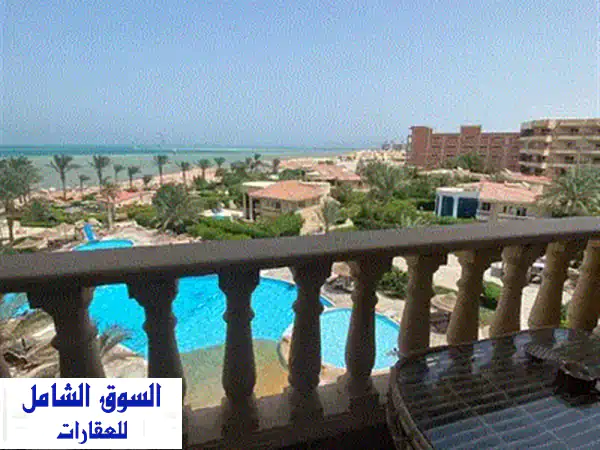شقة دوبلكس فاخرة مطلة على البحر مع حديقة خاصة وخدمات مميزة للبيع في الفيو!