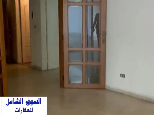 شقة فسيحة ٣ غرف نوم مع تراس في مار إلياس - مباشرة...
