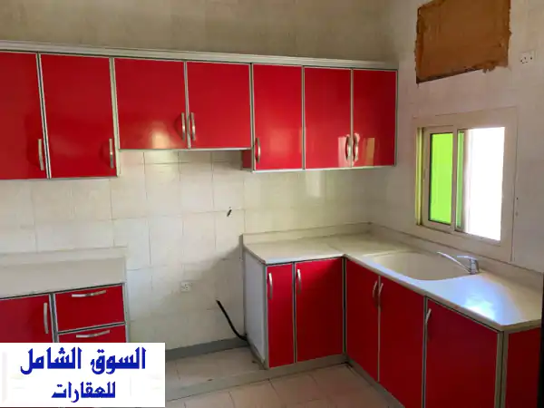 شقة عائلية فسيحة في الحجيات - 3 غرف نوم و 3 حمامات - 200 دينار فقط!