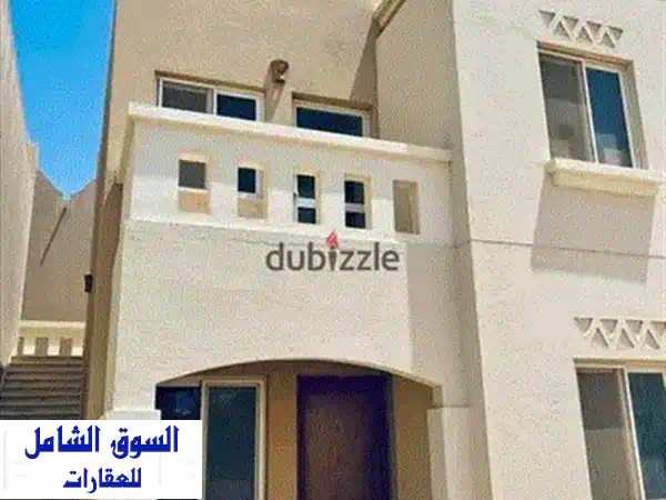 فيلا مستقلة فاخرة للبيع في مكادي هايتس - إطلالة خلابة على البحيرة!