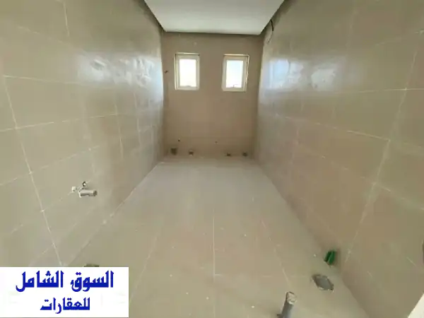 فرصة ذهبية! محل تجاري ضخم للإيجار في الجرف 2 - مساحة هائلة لأنشطتك!