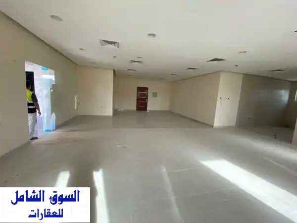 فرصة ذهبية! محل تجاري ضخم للإيجار في الجرف 2 -...