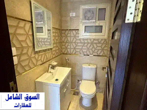 شقة فاخرة 178م² للبيع بالتجمع الخامس - أمام الجامعة الأمريكية! تشطيب كامل وتكييفات
