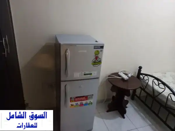 غرفة مفروشة مع بلكونة في الشارقة - التعاون (سكن هادئ ونظيف - 1300 درهم)