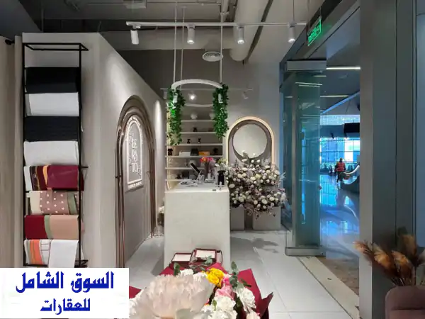 فرصة ذهبية! محل تجاري سوبر لوكس في شرق قطعة 5 - جاهز للعمل!