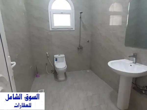 للإيجار شقة في عين خالد دور أول علوي غرفة نوم وصالة وحمام ومطبخ شامل كهرما ومكيفات مطلوب 2700 ريال ...