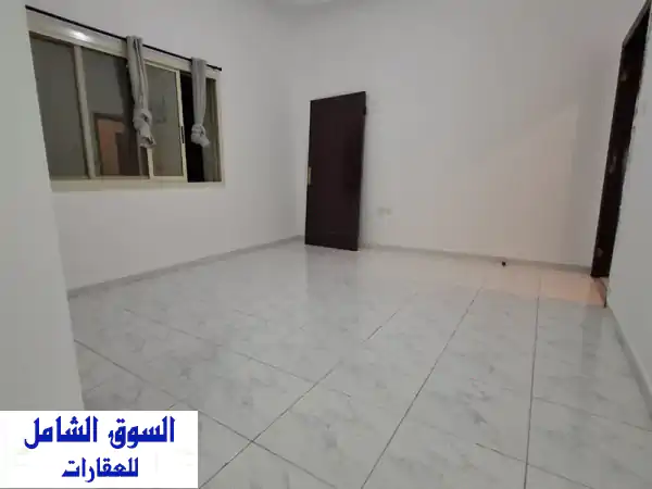 استوديو فاخر للإيجار في أبوظبي - شارع المطار | موقع متميز وخدمات شاملة