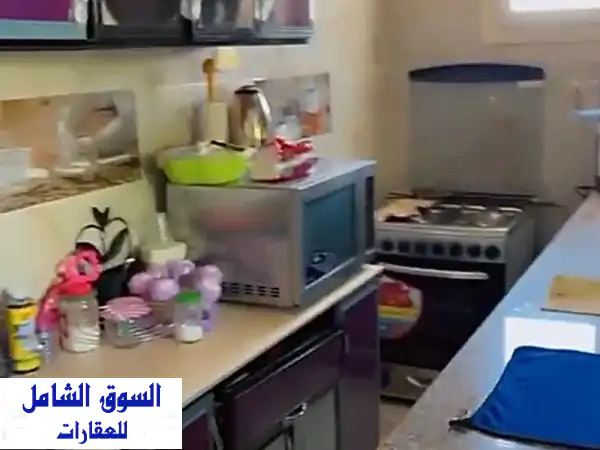 شقة فاخرة دور أول للبيع بالروضة الساحل الشمالي - شاطئ رملي وخدمات متكاملة!