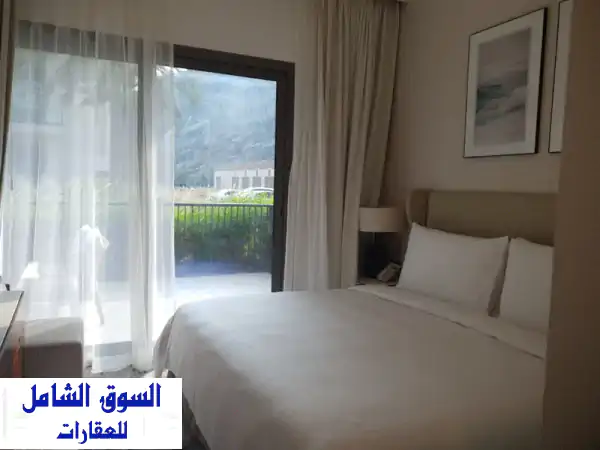 شقة فندقية فاخرة للبيع في دبا الفجيرة - إطلالة بحرية وجبلية خلابة!